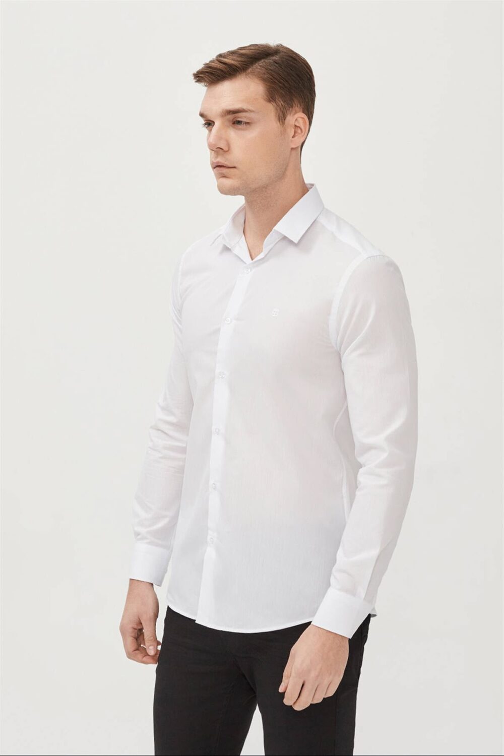 Lolida, فروش پیراهن اسلیم فیت کلاسیک ساده مردانه یقه سفید با کیفیت عالی و رنگ زیبا و طرح شیک و قیمت عمده ساخت برند Avva .